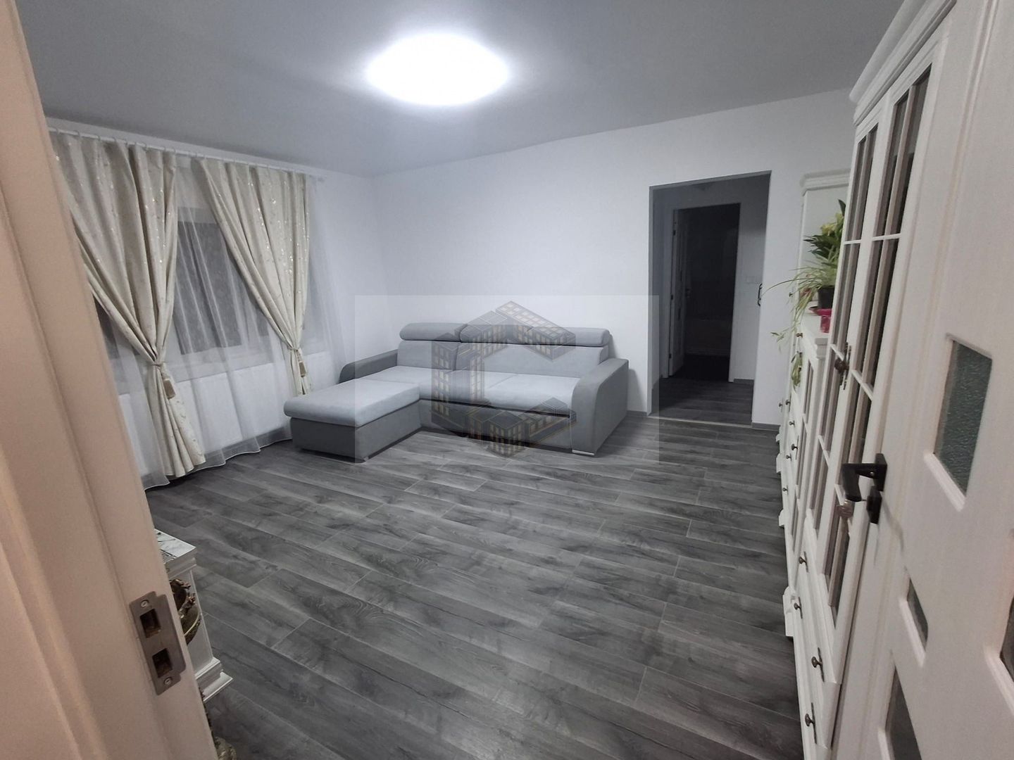 Apartament cu 2 camere , renovat , situat în zona Iosefin - imaginea 3