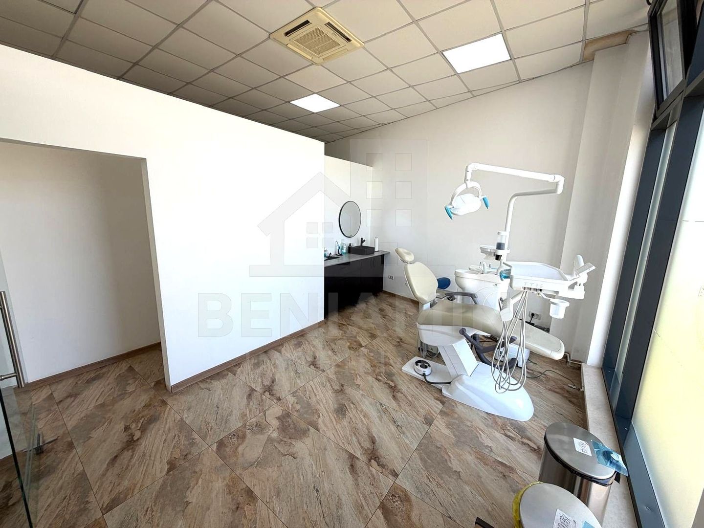 Spatiu comercial pe Bulevardul Decebal - Rovine - Helmat 121mp - imaginea 3
