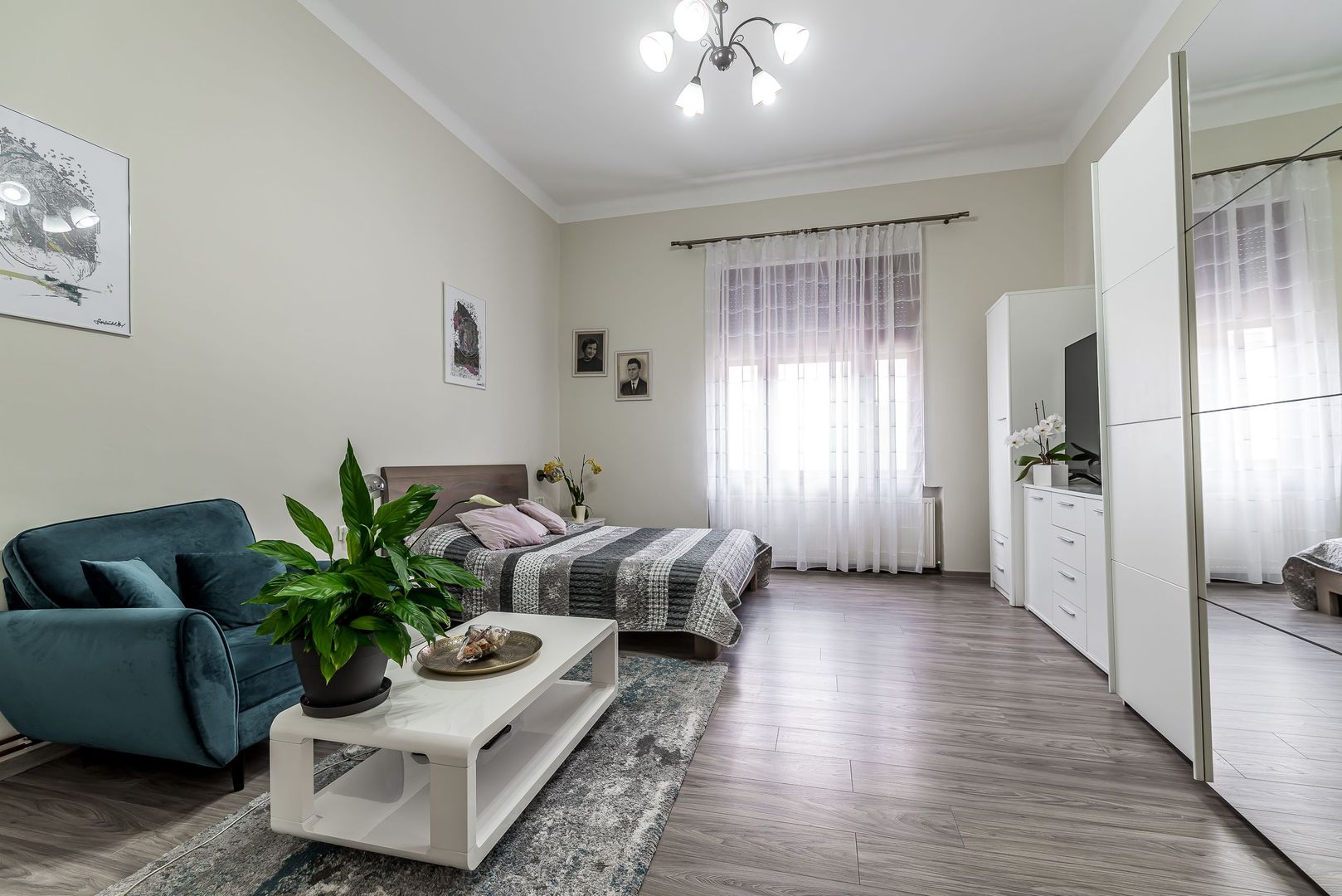 Imagine 2 - Apartament ultracentral cu 4 camere decomandat, etaj intermediar