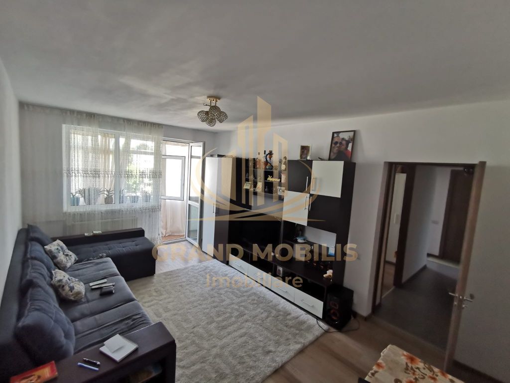 Vând apartament cu trei camere confort 1