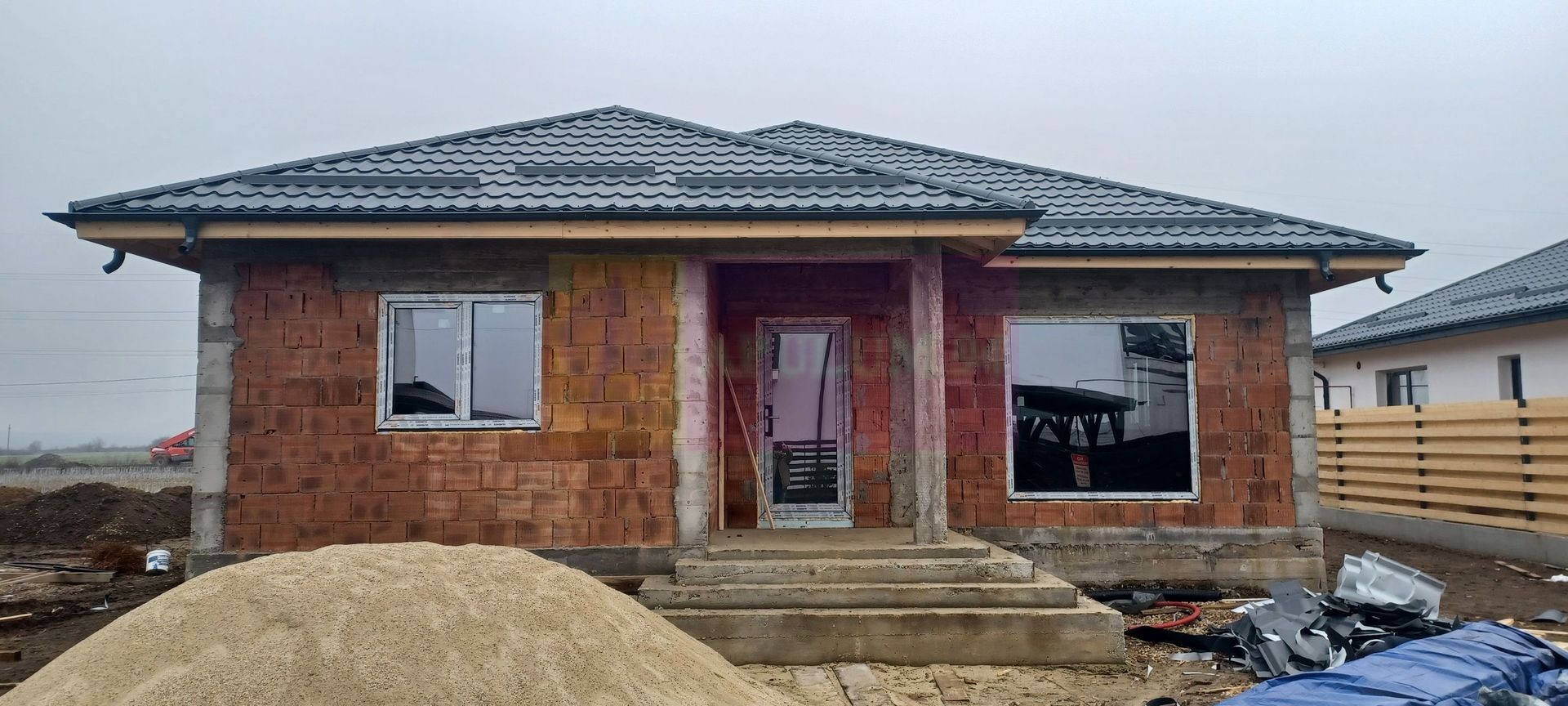 Săbăreni, casă nouă 4 camere parter, curte 480 mp