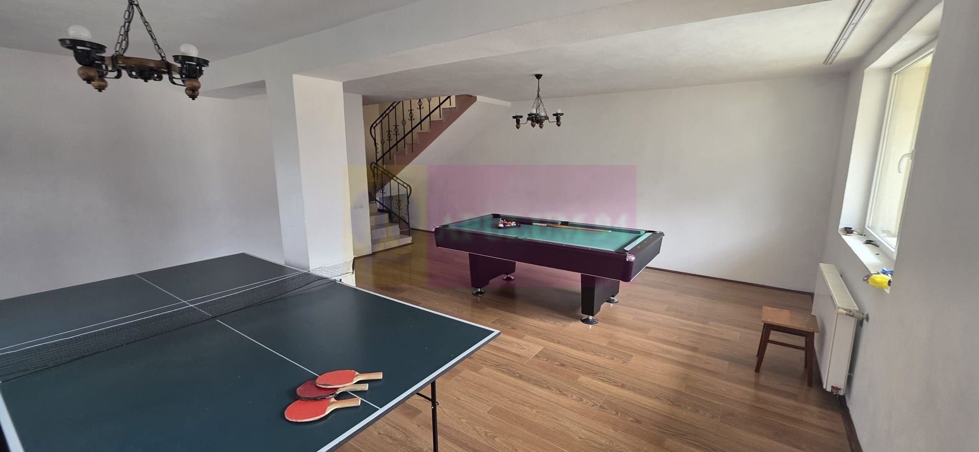 Vila de vânzare cu 8 camere și garj in Busteni