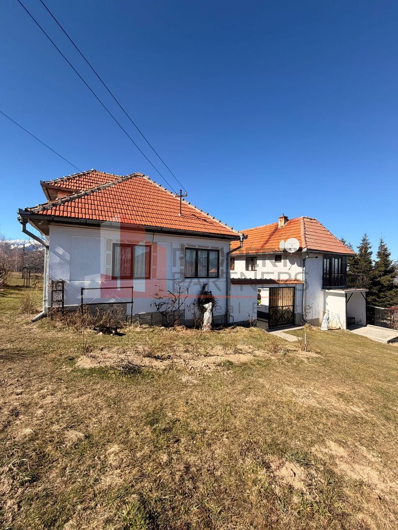 Casă tradițională cu 1800 mp teren  în Sohodol, Bran | Priveliște superba - imaginea 3