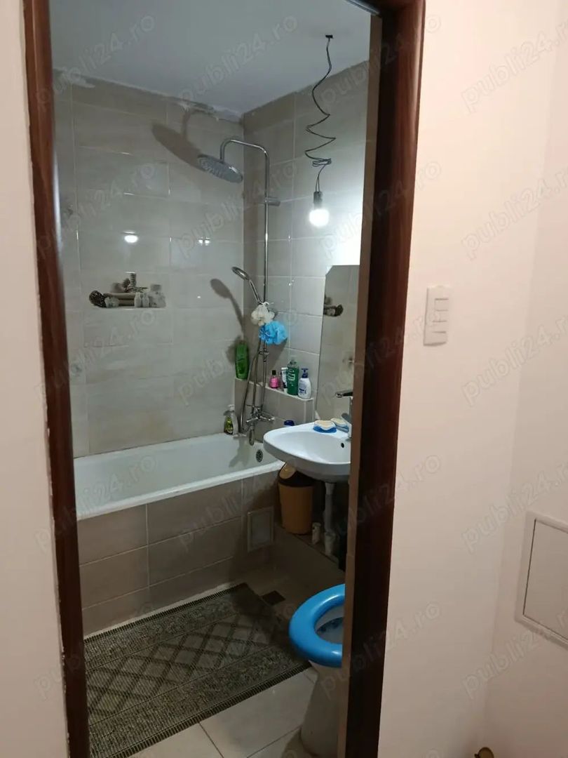 Vanzare apartament 3 camere semidecomandat