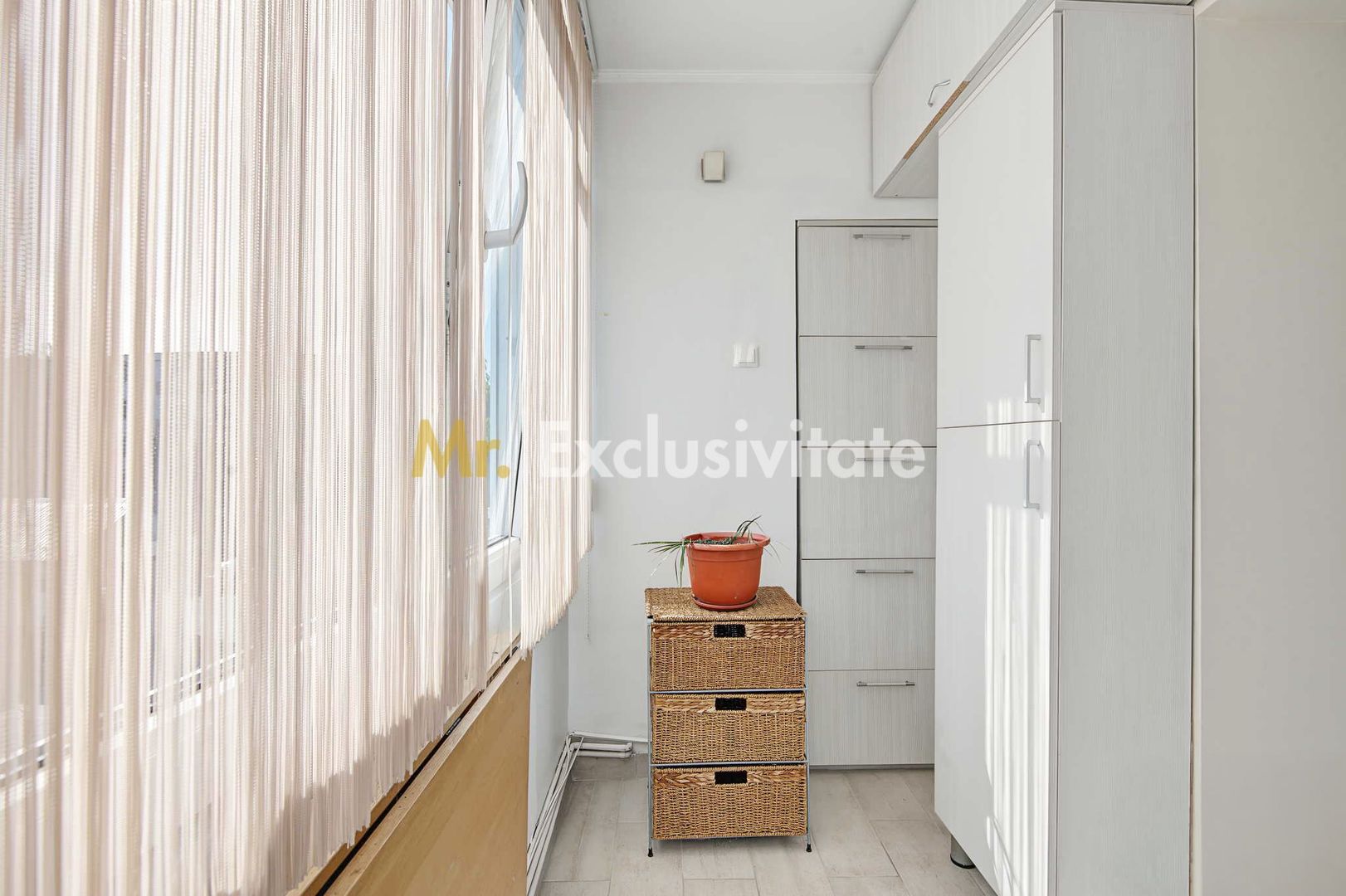 Central-Eremia, ap. 3 camere, 2 băi + boxă,proaspăt zugrăvit, et.2 - imaginea 22