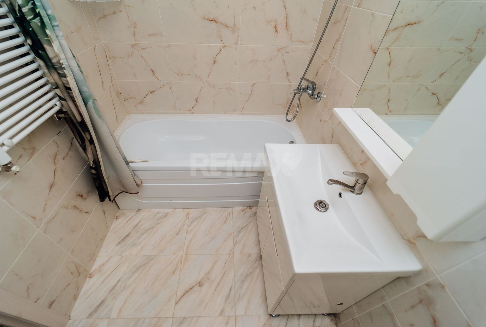 De vinzare Apartament 2 camere si balcon + living cu logie - imaginea 17