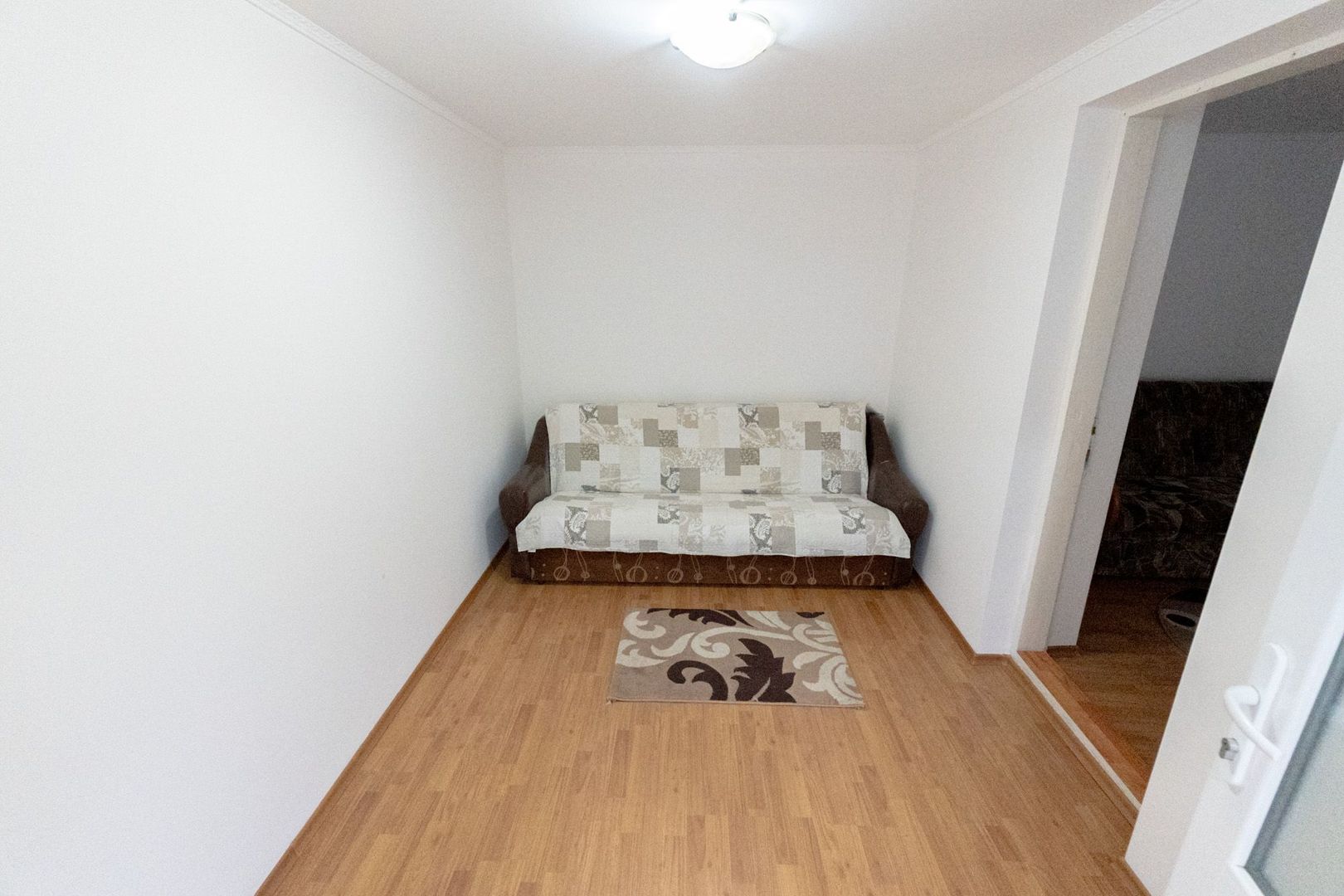 Casă cu 5 camere, complet renovată cu teren 920 mp în Tecuci - imaginea 9