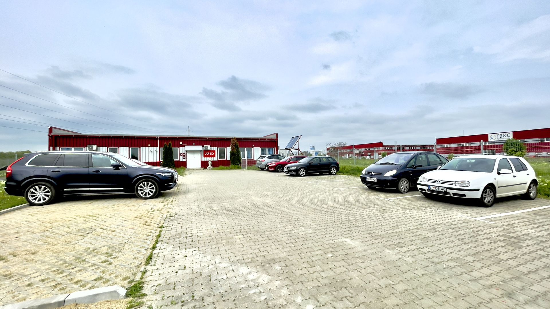Imagine 10 - Cladire birouri - spațiu comercial cu parcări în incintă privată