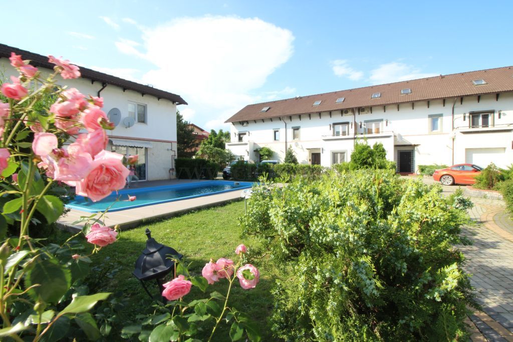 Vila in complex cu piscina, in apropiere de Iancu Nicolae