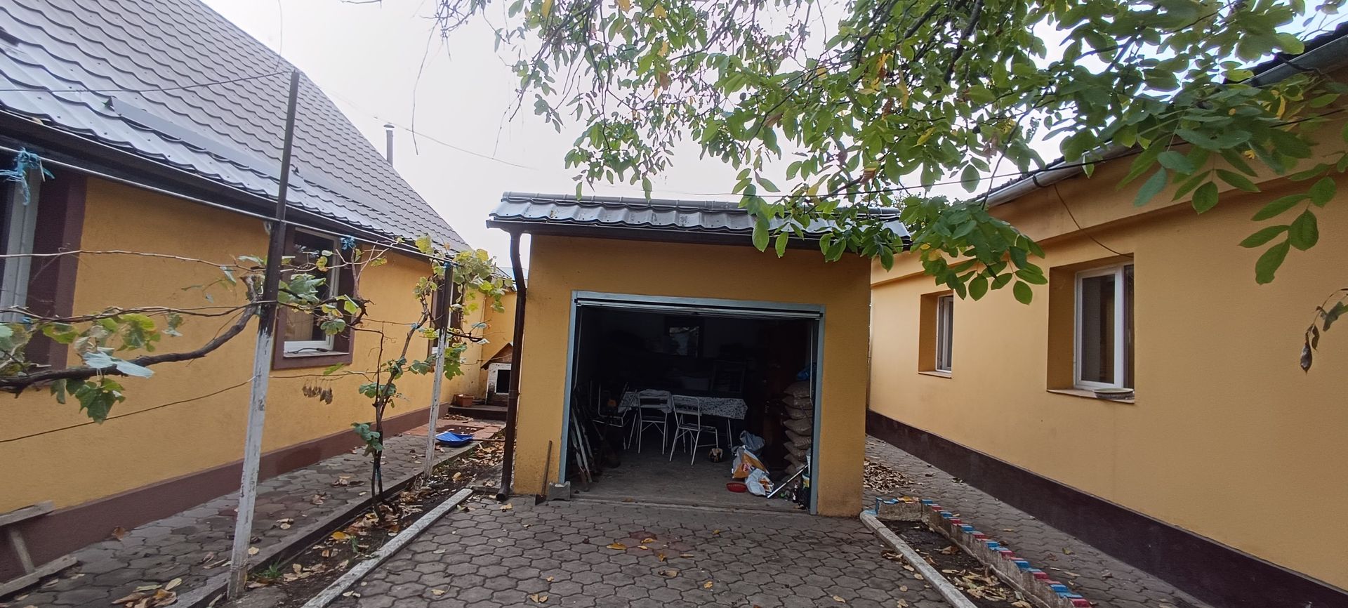 Casă spațioasă cu 4 camere , curte și teren generos în Mașloc - imaginea 2