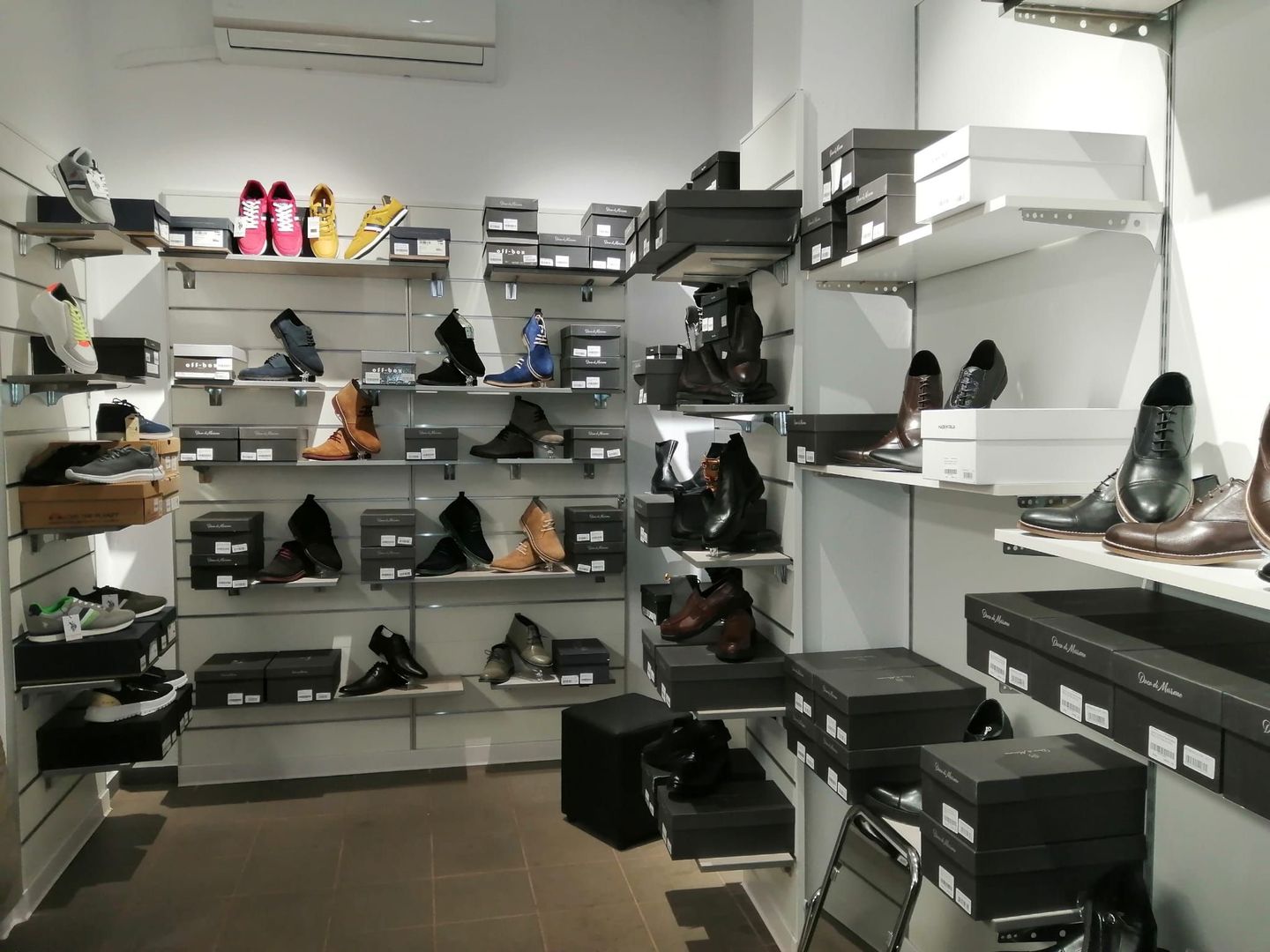 Spațiu comercial 200 mp ultracentral singurul vad pietonal 100% Roman - imaginea 11