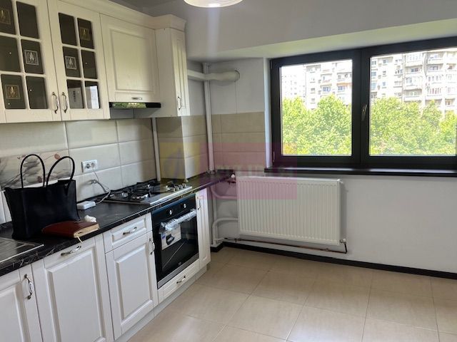 Apartament 3 camere Piata Alba Iulia.