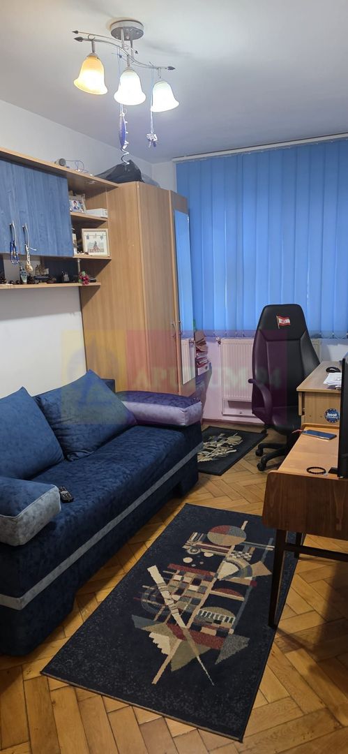 Apartament cu 3 camere de vanzare in Campina