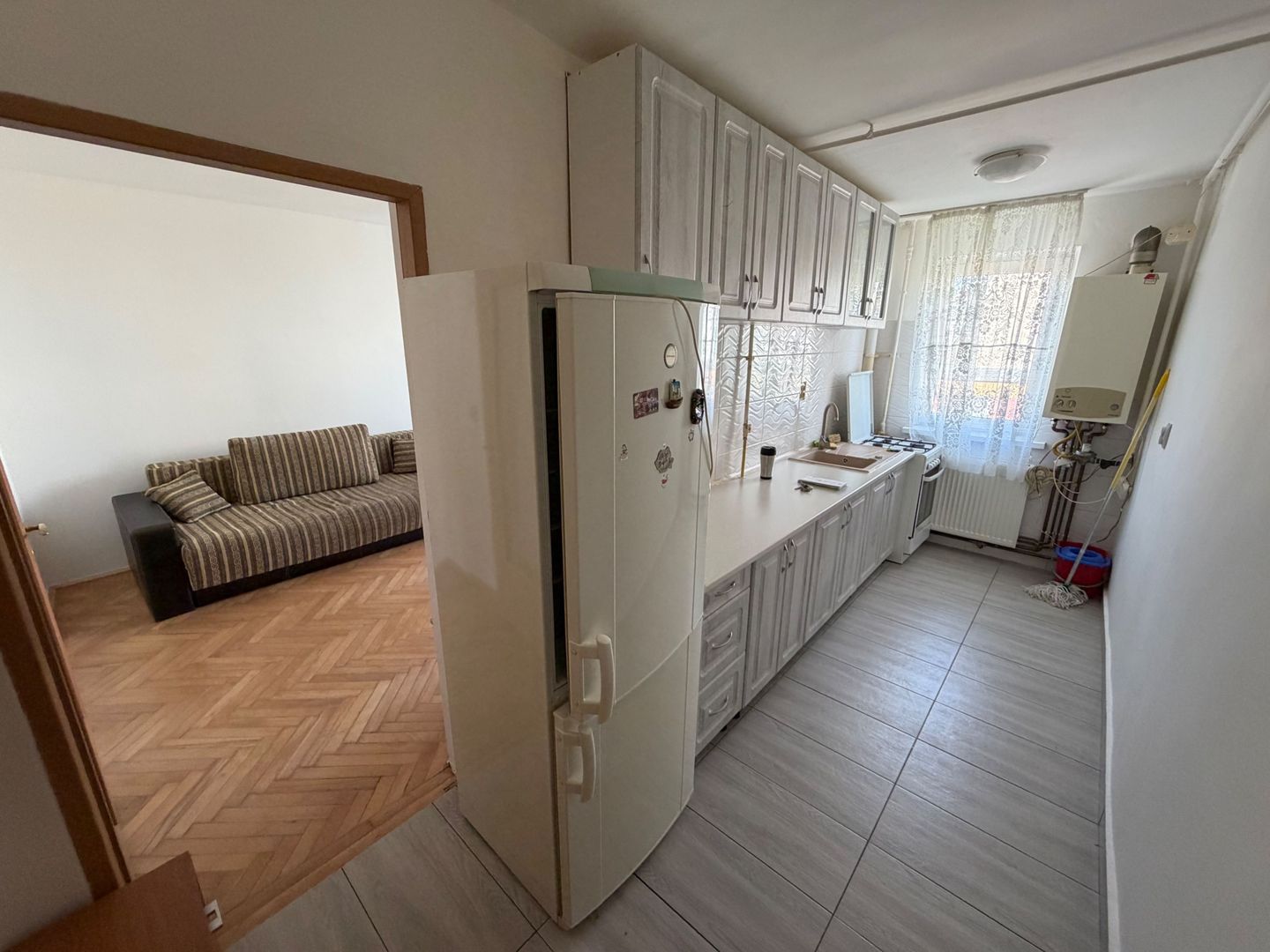 Apartament 3 camere de inchiriat, etaj 5 - zona Cetate - imaginea 2