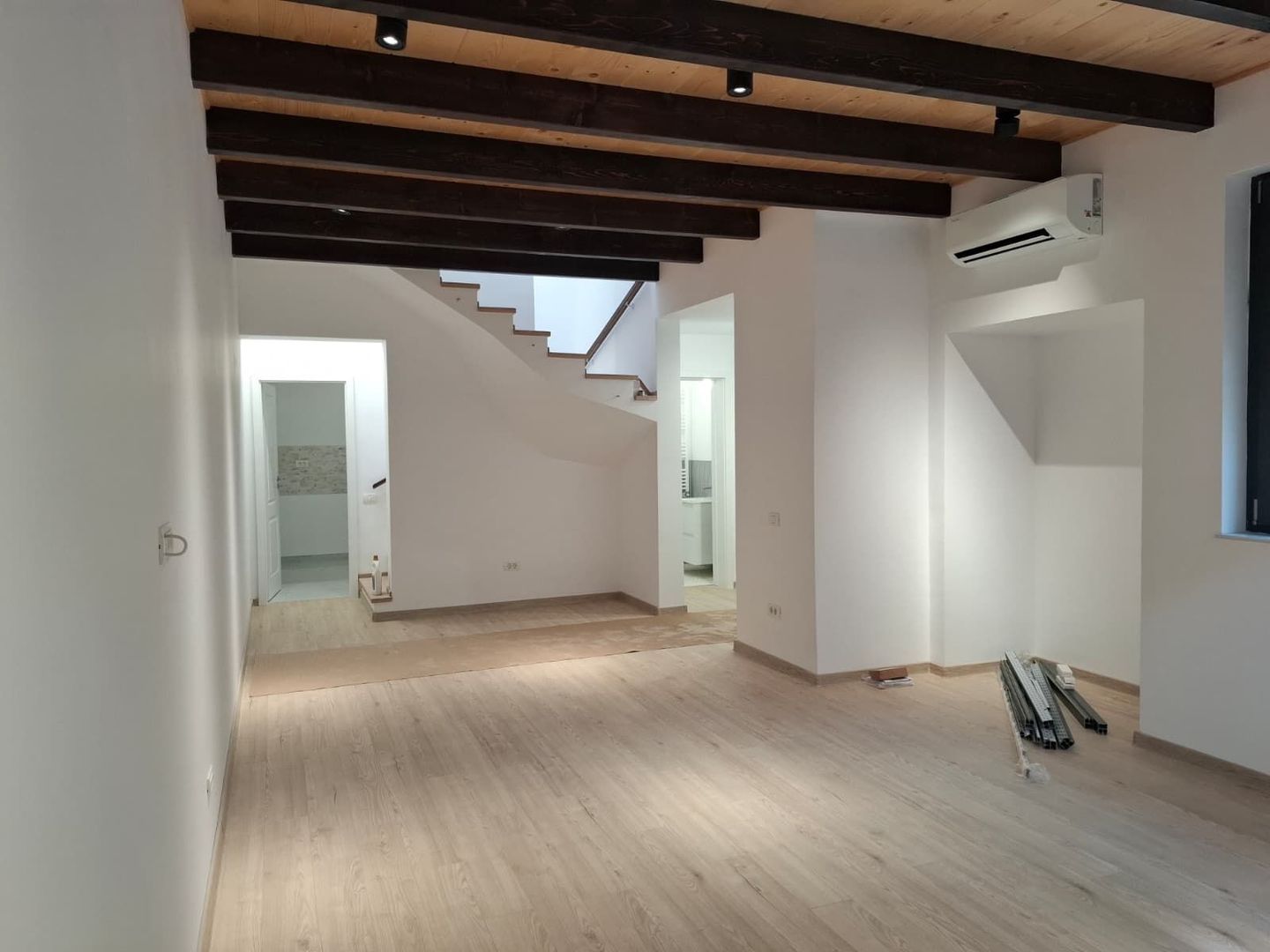 Apartament 4 Camere  in Vila , Centrala , Parcare , Totul Nou L352