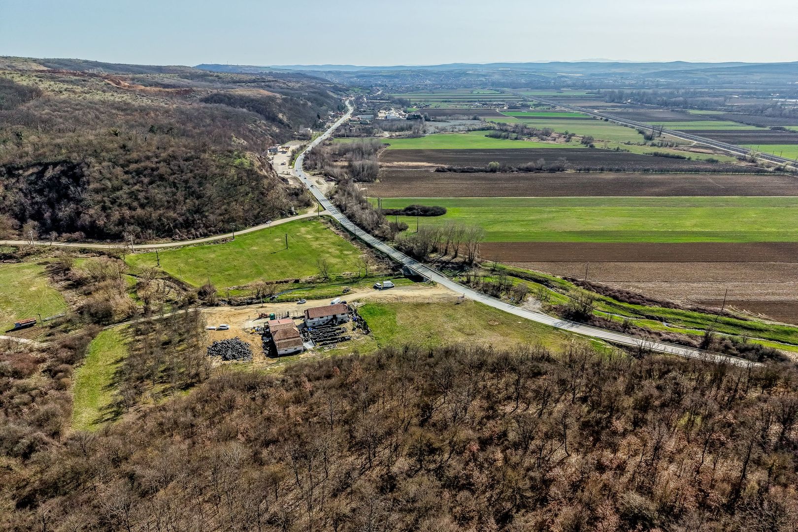 Imagine 4 - 1,2 ha teren comercial/industrial cu hale in Baratca Paulis Arad