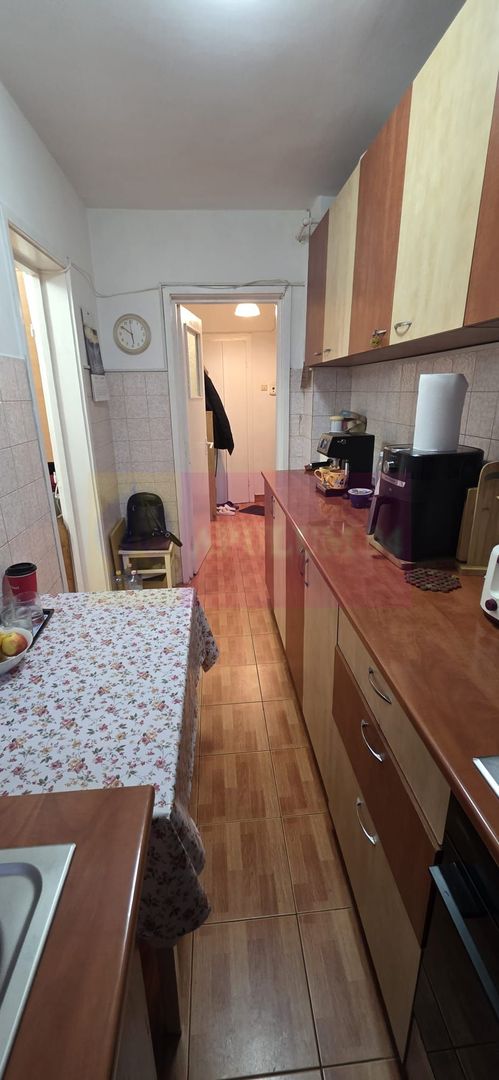 Apartament cu 3 camere de vanzare in Campina