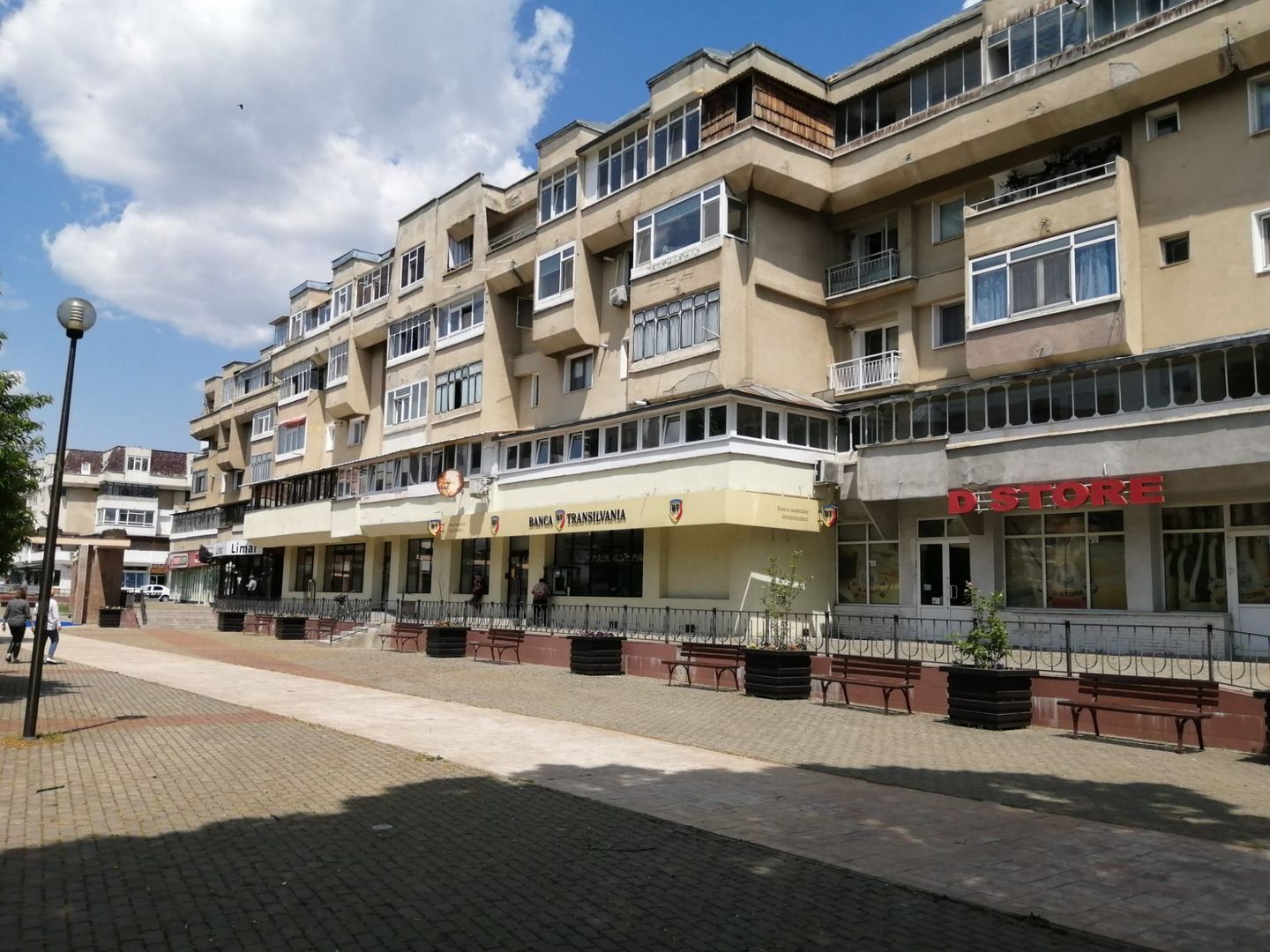 Spațiu comercial 200 mp ultracentral singurul vad pietonal 100% Roman - imaginea 6