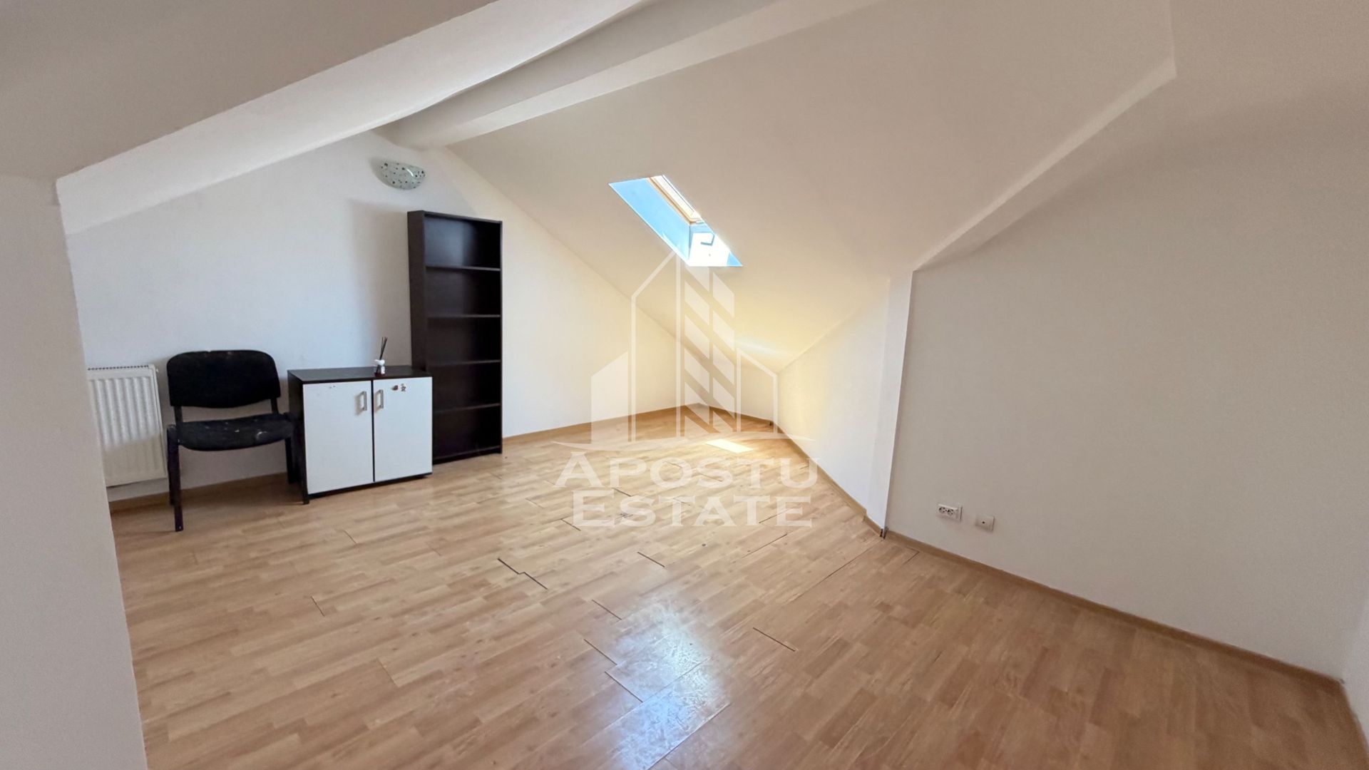 Apartament cu o camera, scara interioara cu acces in pod, zona Sagului - imaginea 4