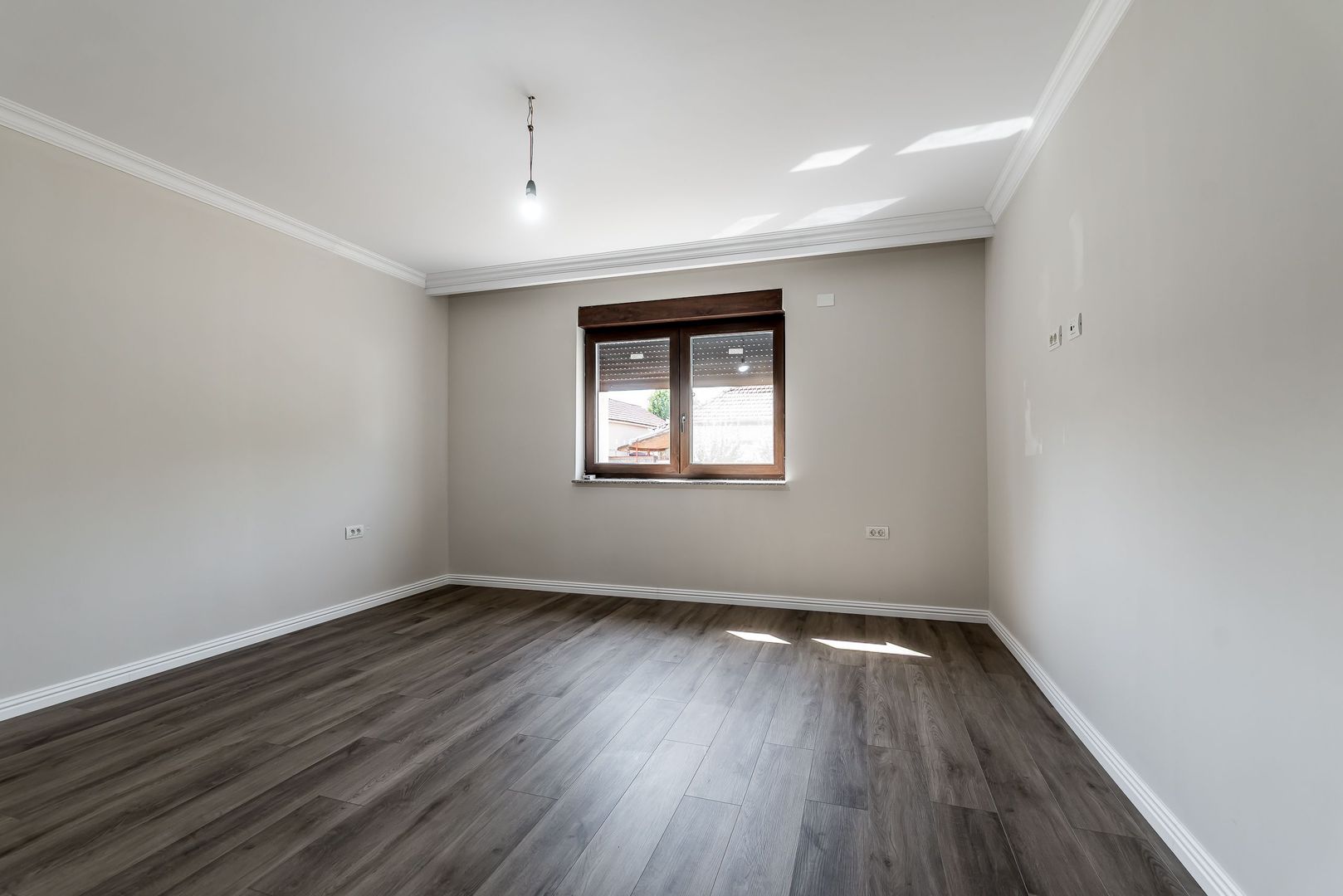 Imagine 15 - Casă gata de mutat în Aradul Nou, renovată complet (2026)