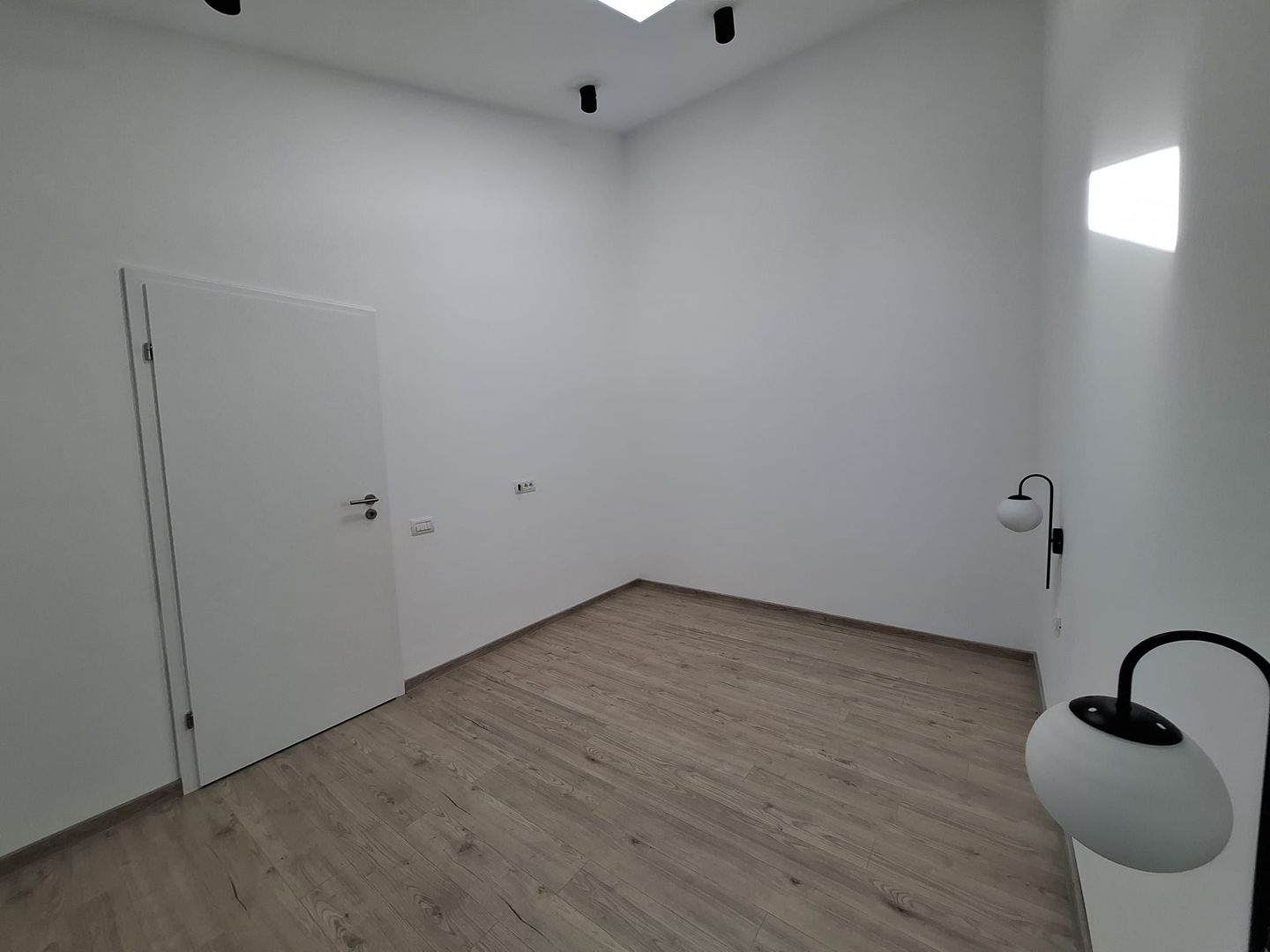 Apartament 2 camere in Vila , Centrala Proprie , Totul Nou L354