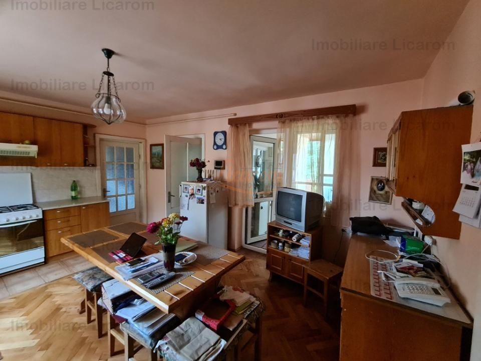 Proprietate individuala-3 apartamente,spatiu comercial,garaje,gradina,curte - imaginea 6
