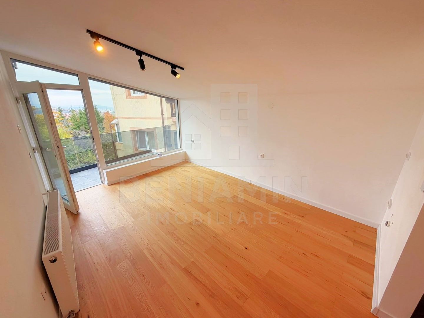 Casa renovata complet in Schei - Brasov cu Terasa Panoramica - imaginea 2