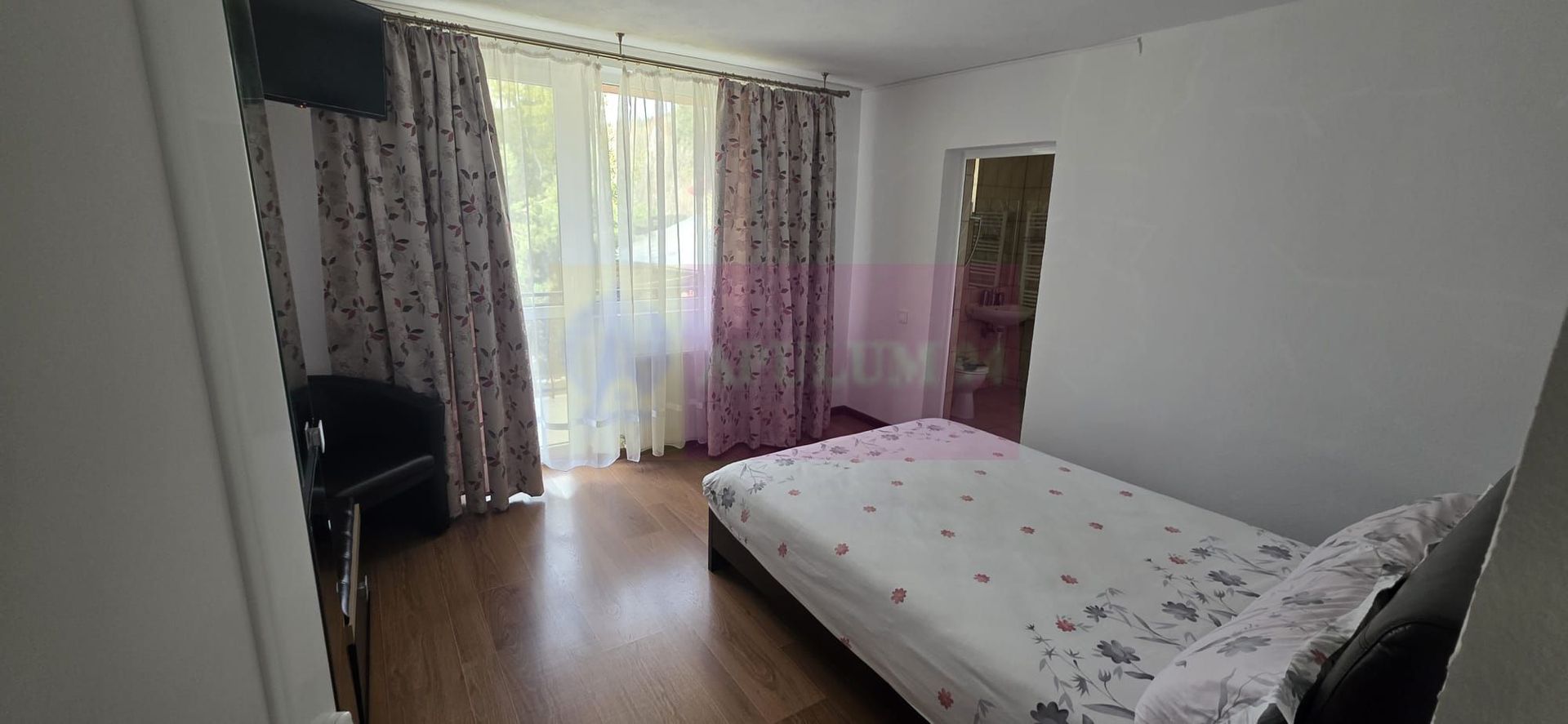 Vila de vânzare cu 8 camere și garj in Busteni