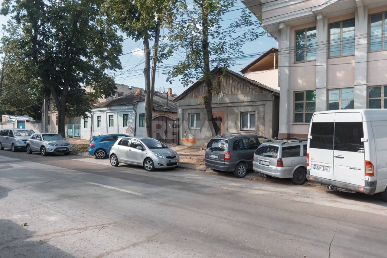 Teren pentru construcții 6.73 ari cu 2 construcții Centru, Chișinău