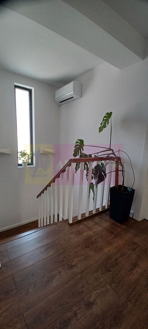 Săbăreni, casă P+1+pod, 5 camere, 130 mp utili, curte 470 mp