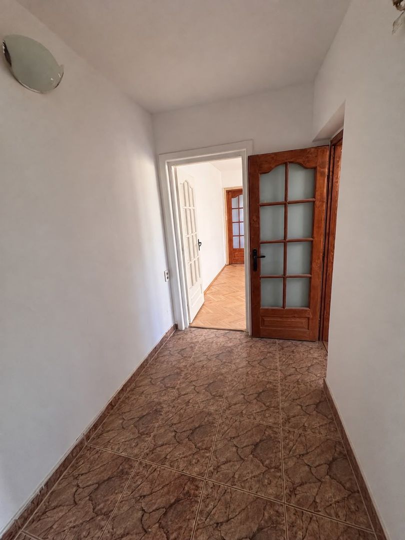 Apartament 3 camere renovat, cu centrală proprie, zona Dacia - imaginea 2