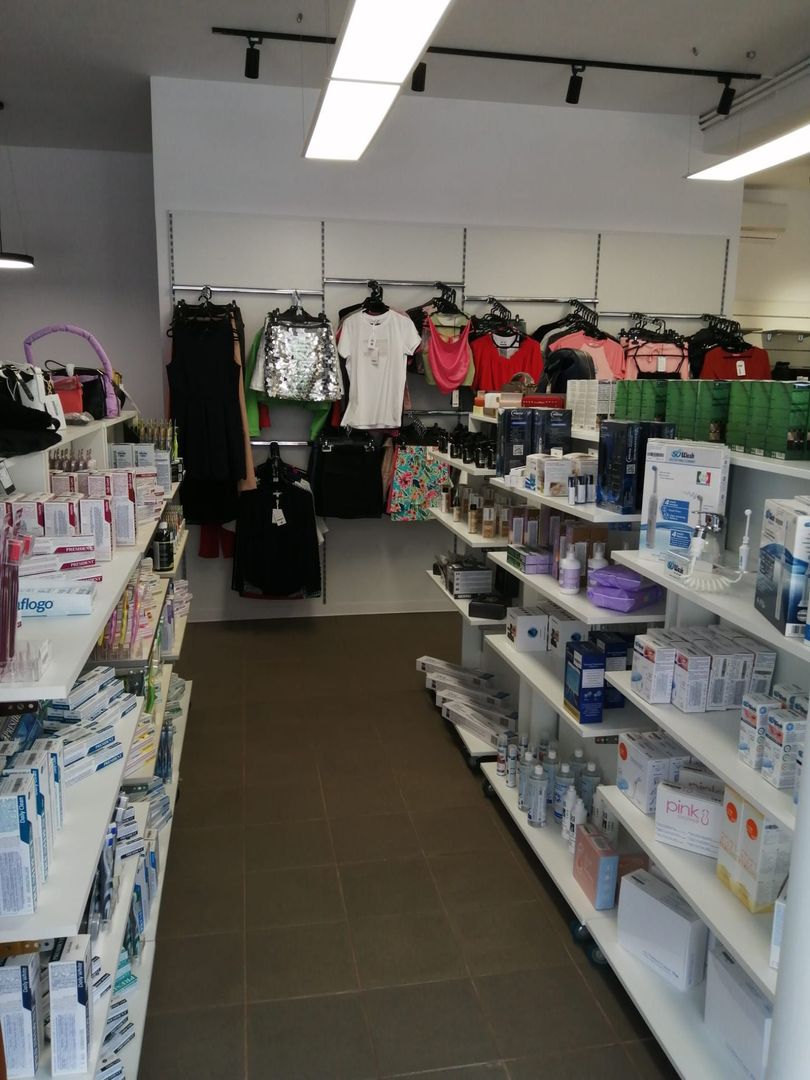 Spațiu comercial 200 mp ultracentral singurul vad pietonal 100% Roman - imaginea 21