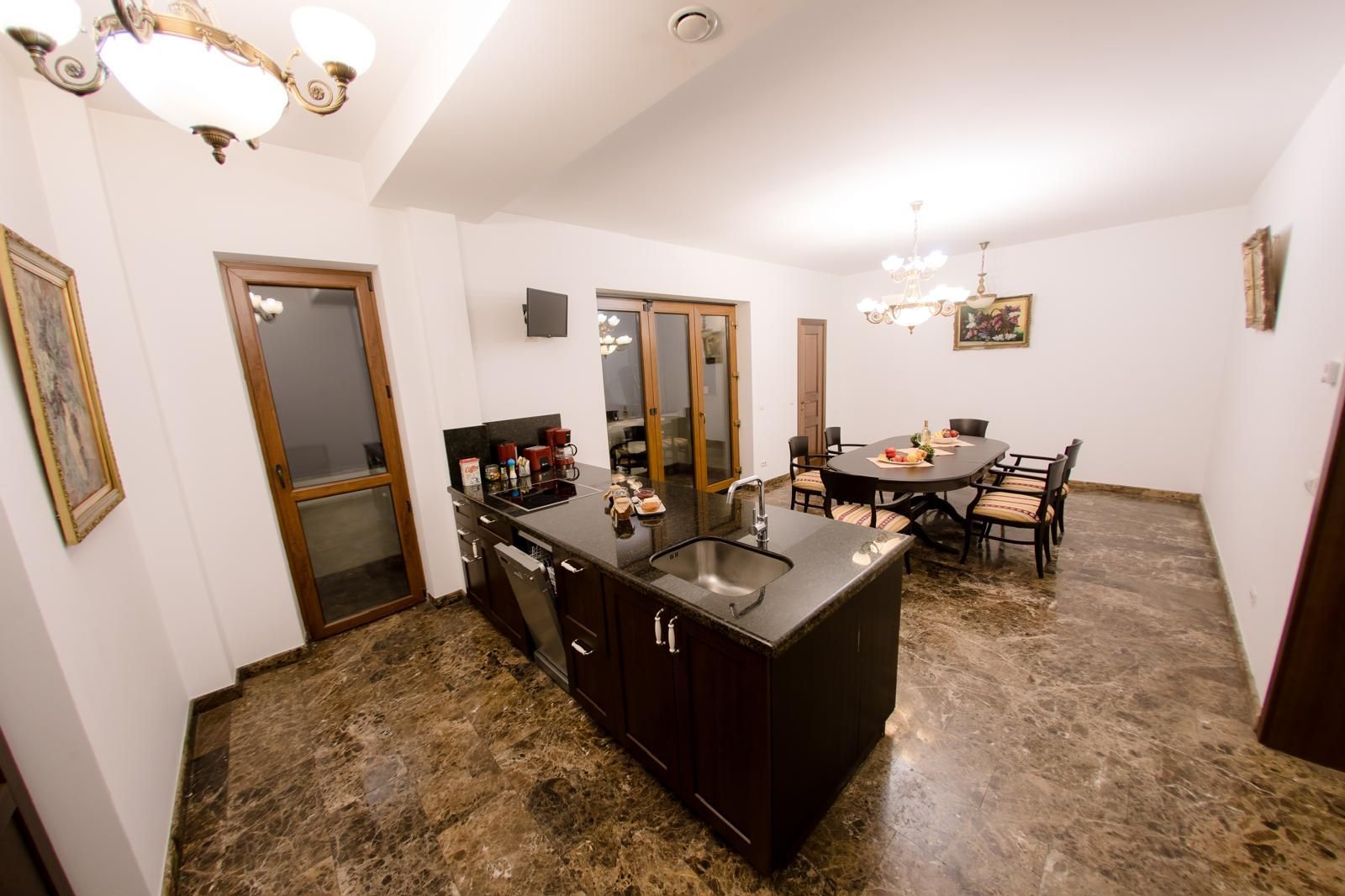 Universitate apartament 5 camere 220 mp de inchiriat - imaginea 4