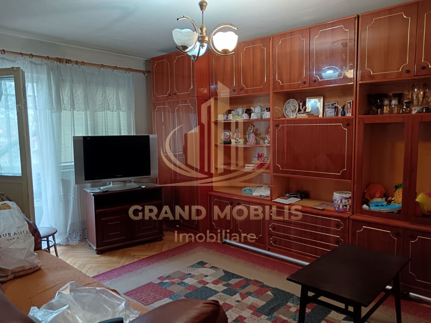 Apartament 4 camere, 3 dormitoare, 2 băi, 2 balcoane, etaj 1, Dâmboviț