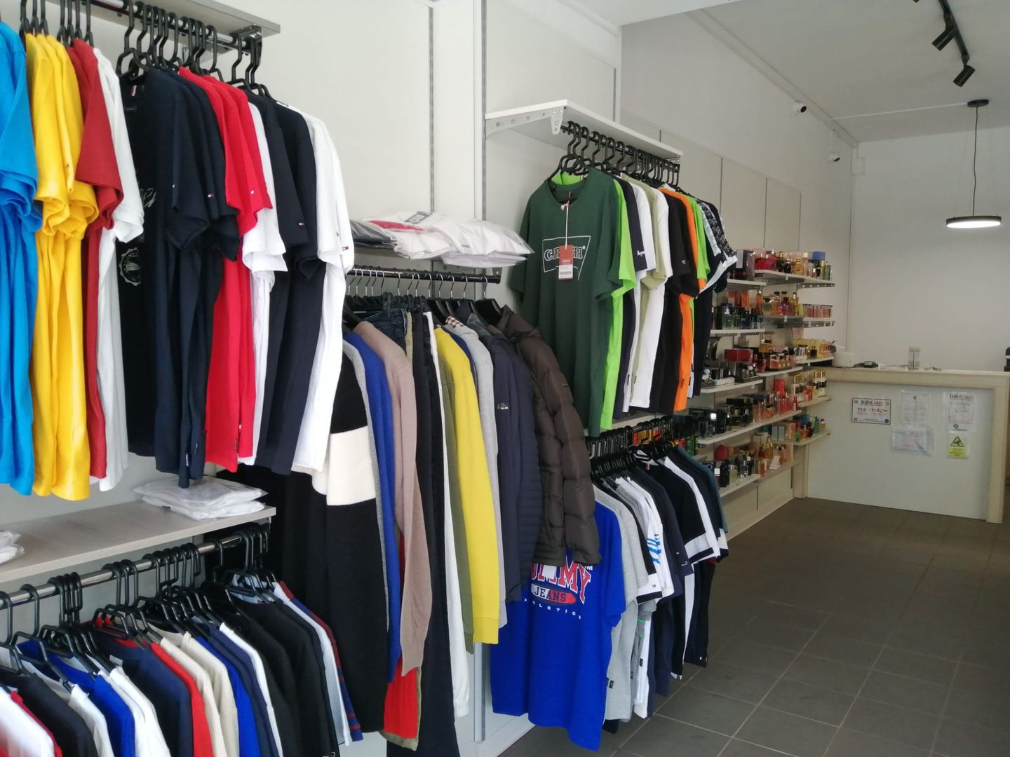 Spațiu comercial 200 mp ultracentral singurul vad pietonal 100% Roman - imaginea 20