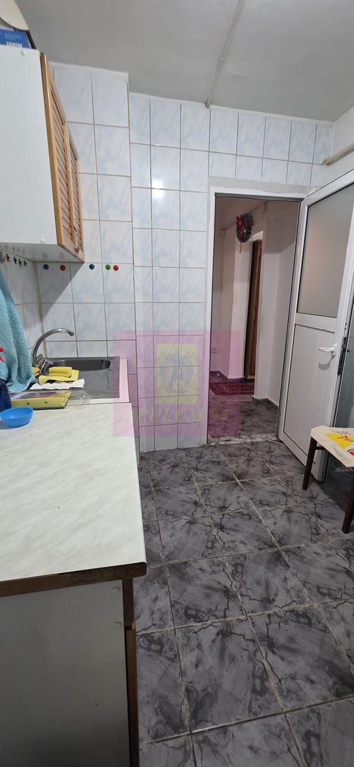 Apartament cu 3 camere de vanzare in Campina, parter - imaginea 11