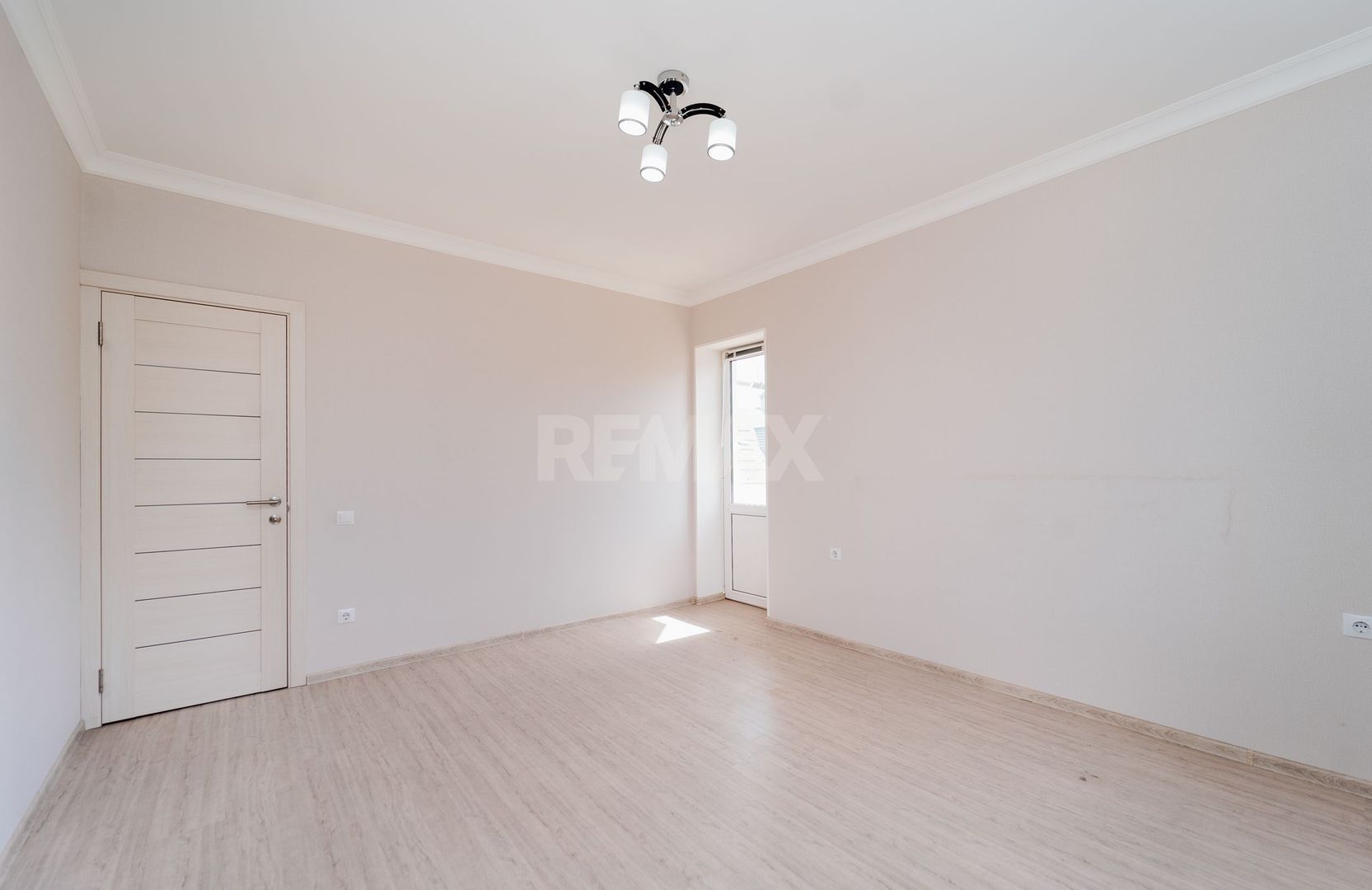 De vinzare Apartament 2 camere si balcon + living cu logie - imaginea 6
