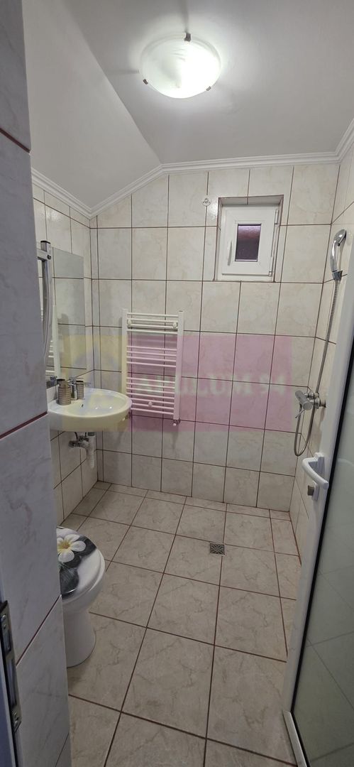 Vila de vânzare cu 8 camere și garj in Busteni
