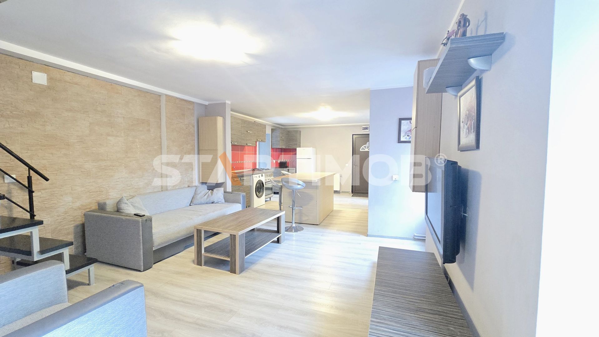 Apartament cu  trei camere la casa