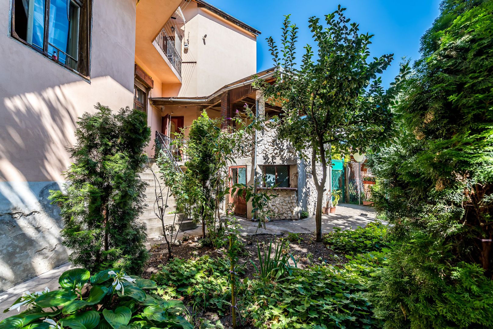 Imagine 2 - Apartament cu 4 camere si terasa si curte proprie, langa primarie