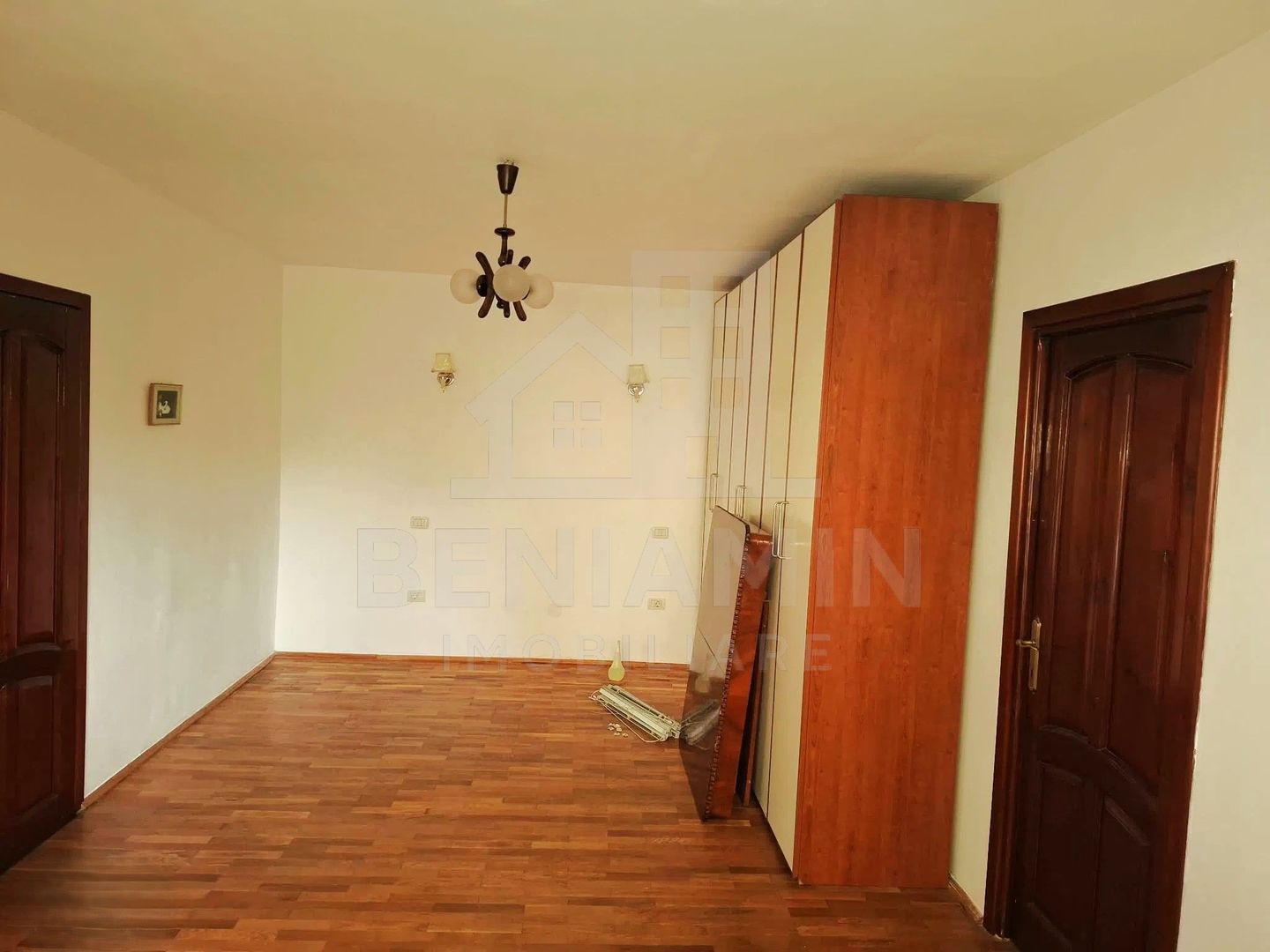 4 Camere - 80mp Etaj 1 Centrala - Loc de Parcare -  Zona Triaj-Harman - imaginea 3