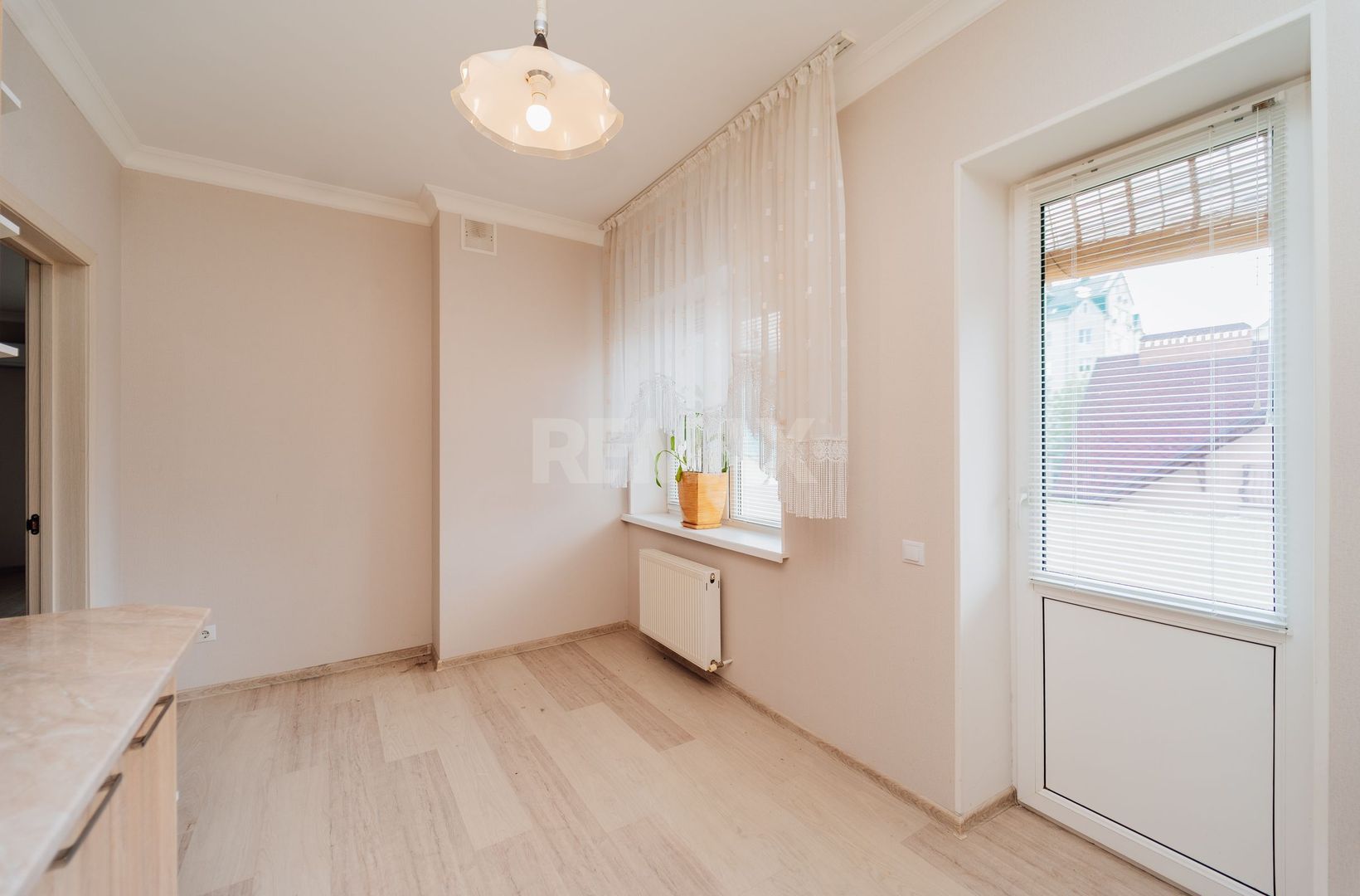 De vinzare Apartament 2 camere si balcon + living cu logie - imaginea 13