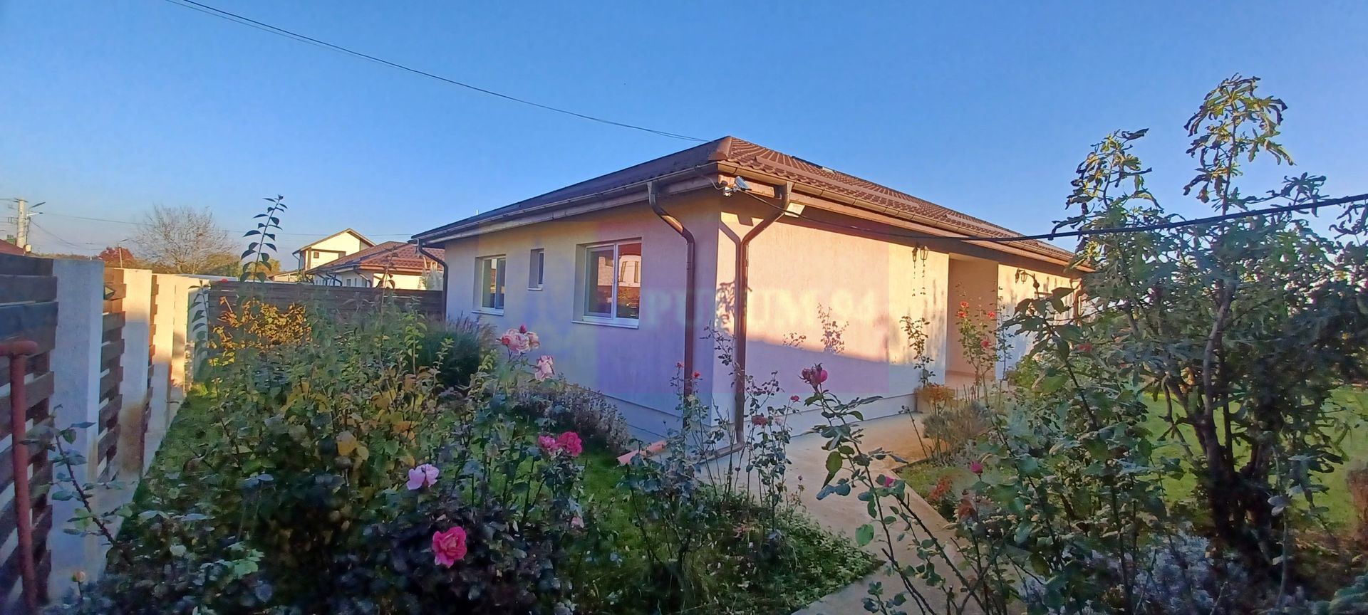 Săbăreni, casă parter 162 mp, curte 575 mp. Acasă