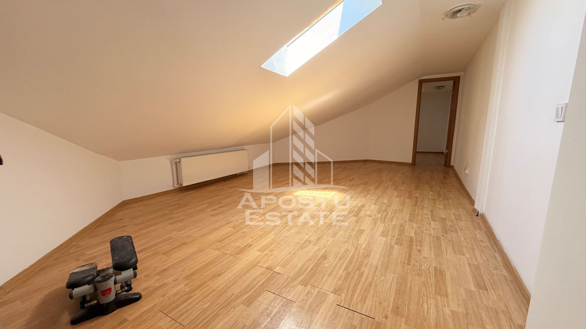 Apartament cu o camera, scara interioara cu acces in pod, zona Sagului - imaginea 3