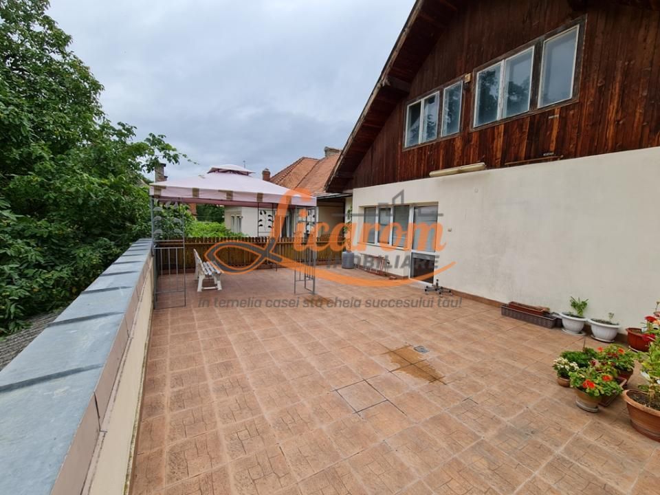 Proprietate individuala-3 apartamente,spatiu comercial,garaje,gradina,curte - imaginea 3