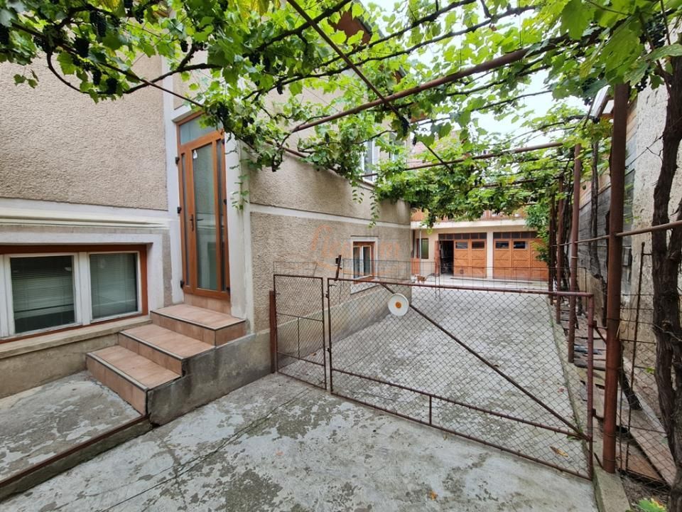 Proprietate individuala-3 apartamente,spatiu comercial,garaje,gradina,curte - imaginea 2