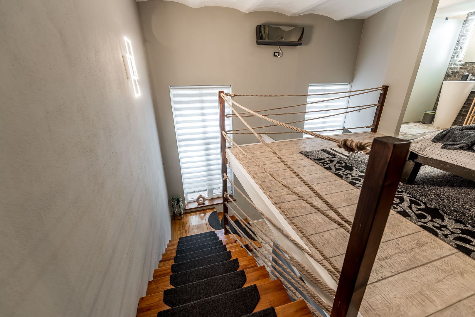 Imagine 4 - 90 mp, două niveluri, complet mobilat și ultracentral, în Arad
