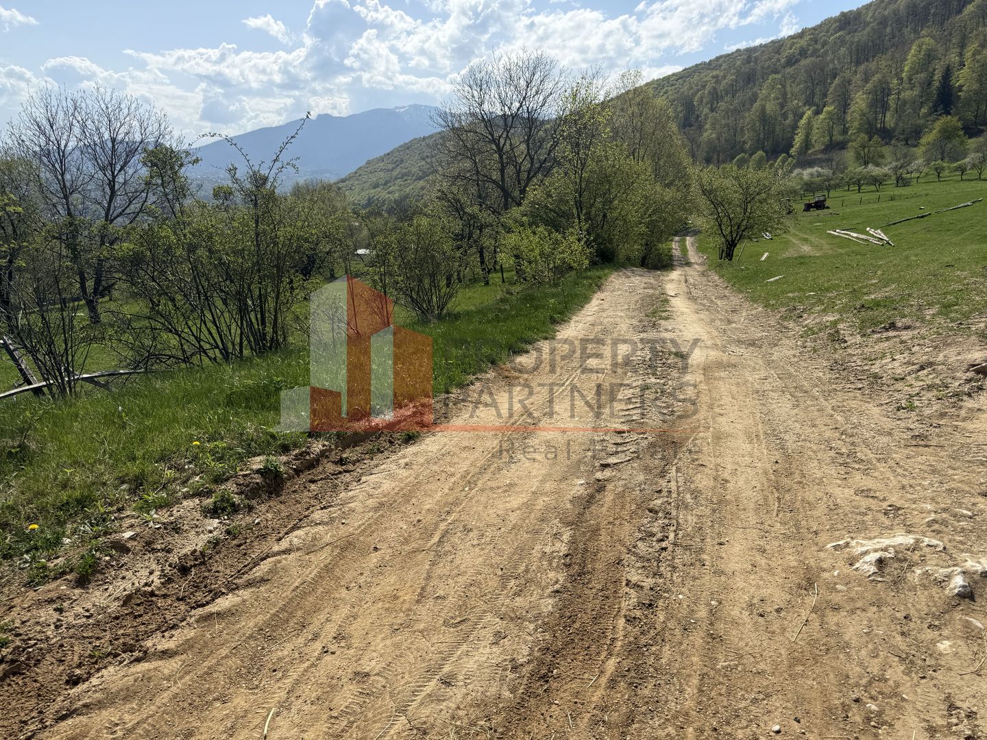 Terenuri Bran - Predelut  Priveliște către Bucegi și Postăvaru - imaginea 8