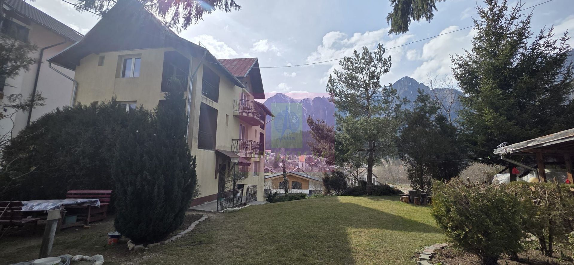 Vila de vânzare cu 8 camere și garaj in Busteni