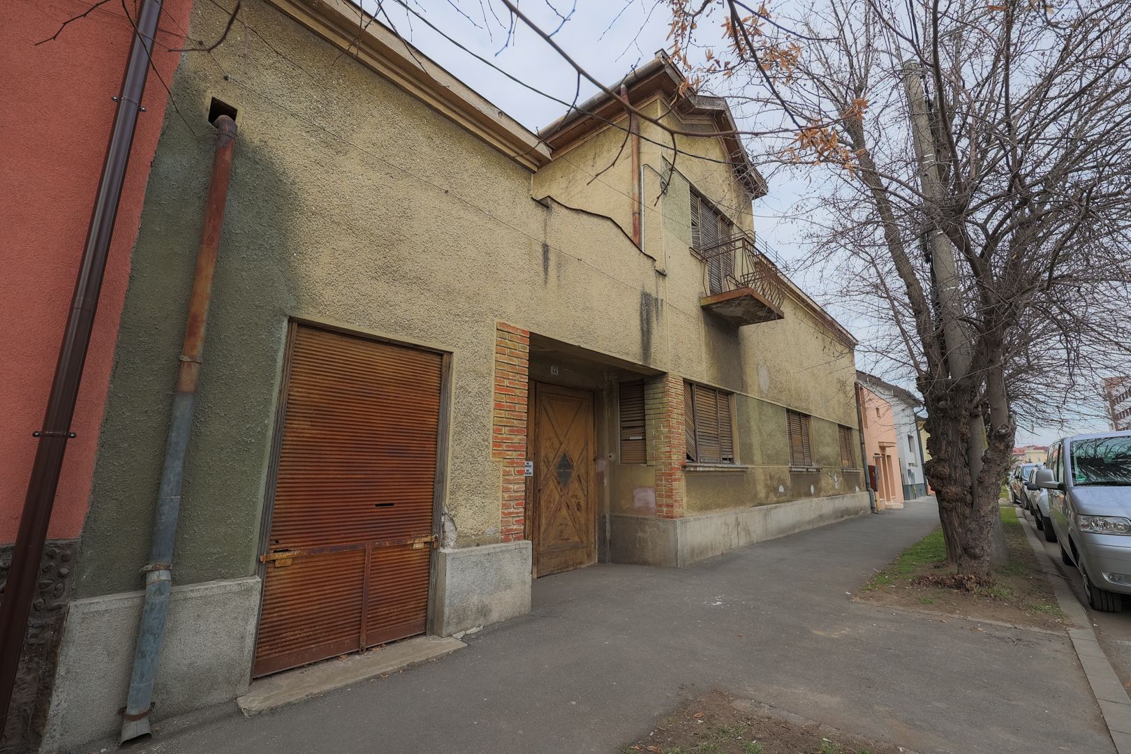 VILĂ INTERBELICĂ CU TEREN GENEROS ȘI SPAȚIU COMERCIAL . VÂRFUL CU DOR